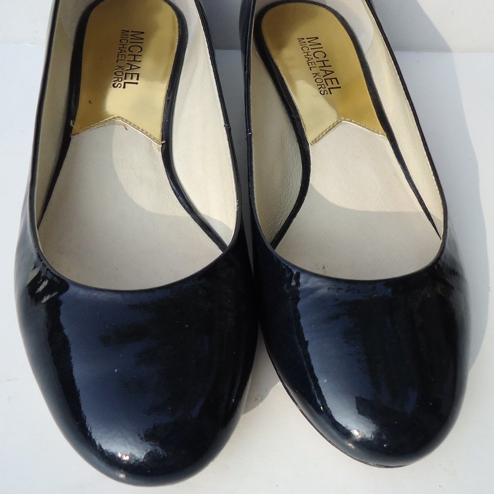 SIZE 7.5M. MICHAEL Michael Kors patent leather shoes. - Picture 3 of 16